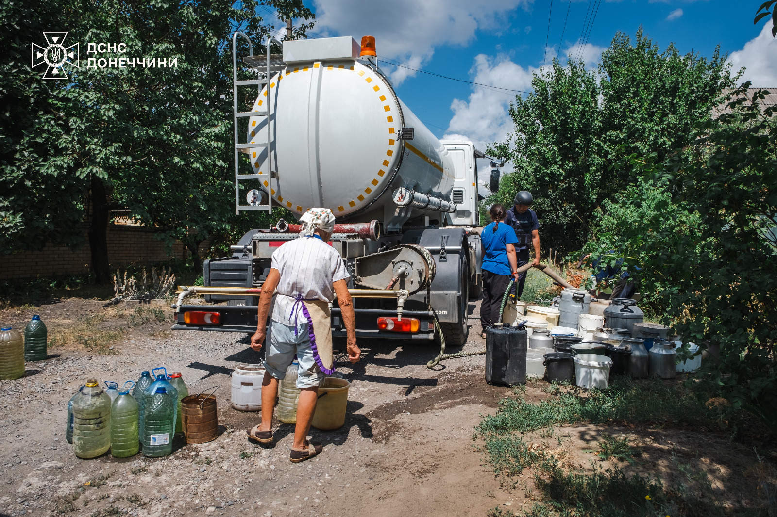 Жителів прифронтової Донеччини забезпечують водою