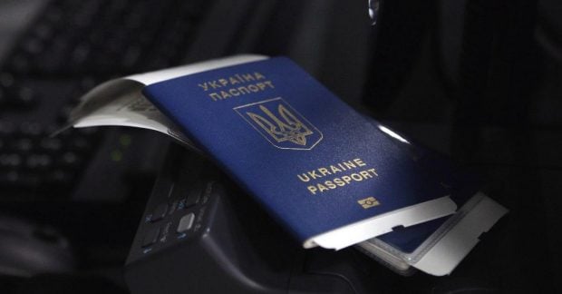 Доставка закордонних паспортів за межі України подешевшає: скільки коштуватиме