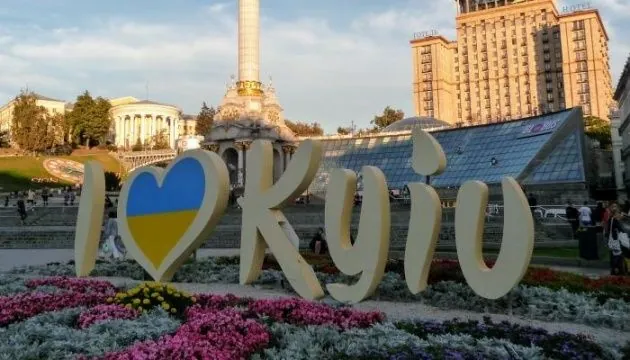 У Деснянському районі Києва зайнялася пожежа через падіння уламків дрона