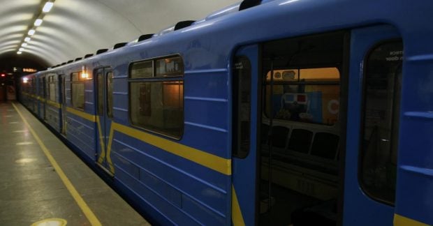 У київському метро людина потрапила на колії: змінено рух поїздів на одній з ліній