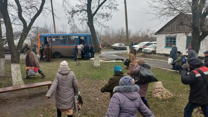 Безплатна евакуація з Донеччини: контакти органів влади та благодійників