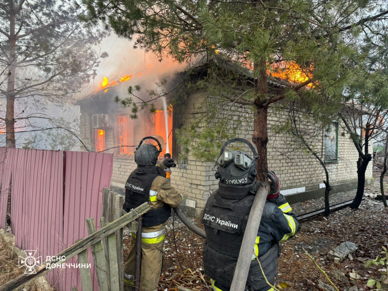 Рятувальники ДСНС потрапили під повторний обстріл під час гасіння пожежі на Донеччині