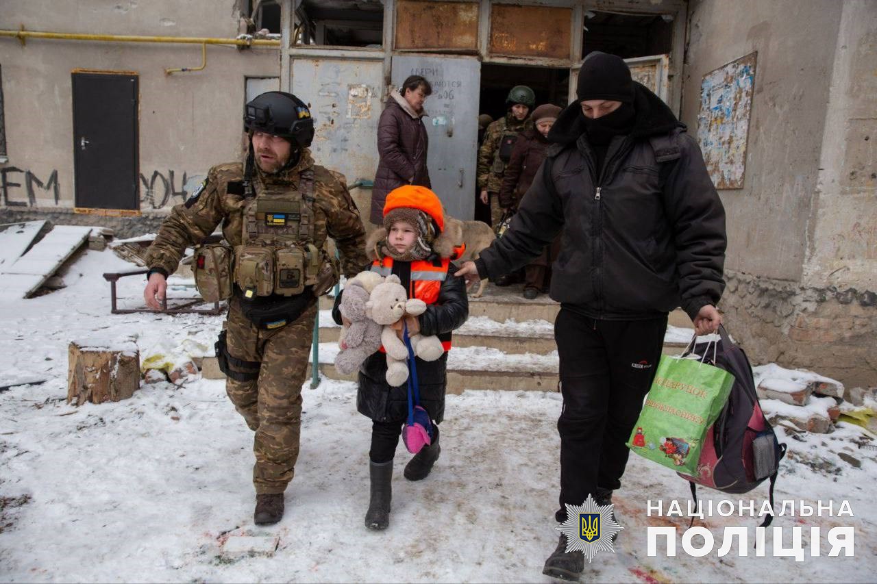 Поліцейські вивезли з Донеччини понад 9 тисяч родин з моменту оголошення евакуації