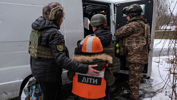 301 тисяча цивільних та майже 2,5 тисячі дітей залишаються на Донеччині