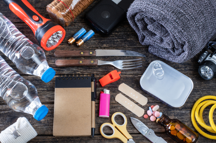 Тривожна валіза для всієї родини: чек-лист та правила безпечної евакуації