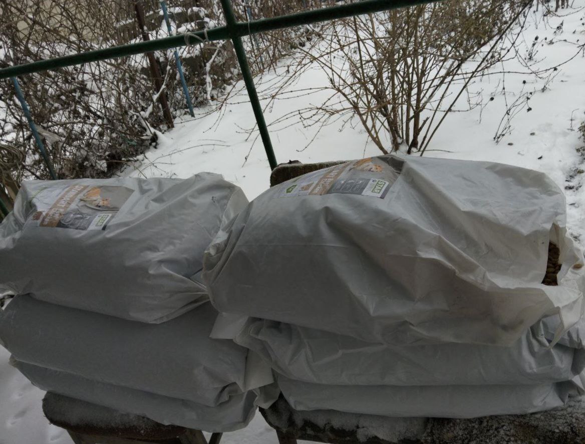 Від Уельсу до крейдяних гір: як один пиріг та згуртованість святогірців допомогли зібрати рекордну партію корму для безхатніх тварин