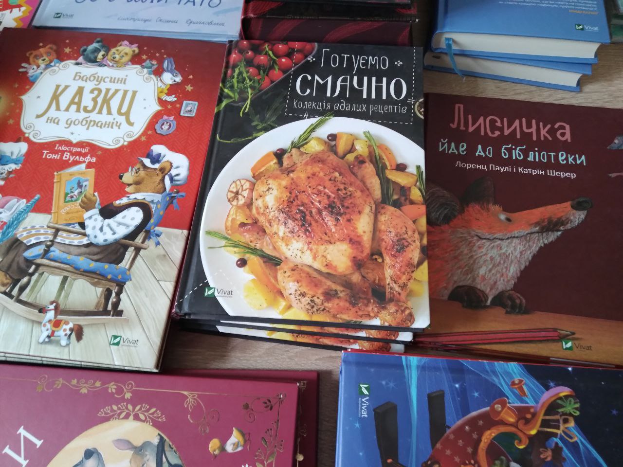Харківське видавництво передало переселенцям з Бахмута книги та розмальовки