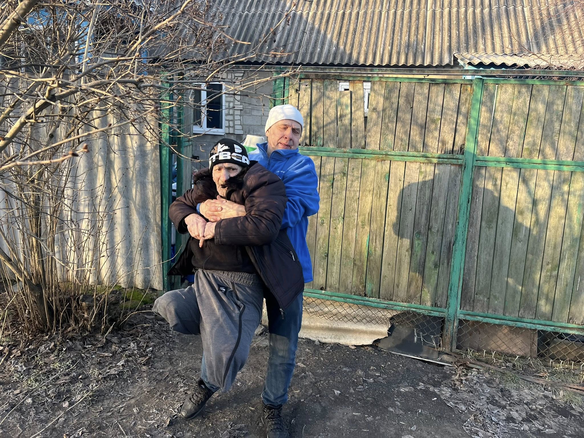 16 адрес за день у Дружківці: як волонтери вивозять маломобільних людей (фото)