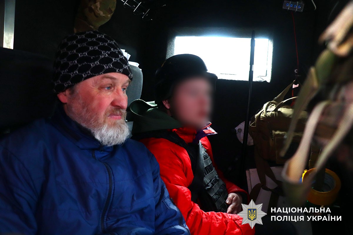 Поліцейські допомогли виїхати родині з підлітком, які забарилися з евакуацією