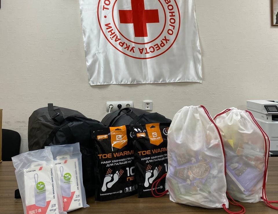 Переселенці у Києві можуть отримати продуктові набори та павербанки: куди звертатися