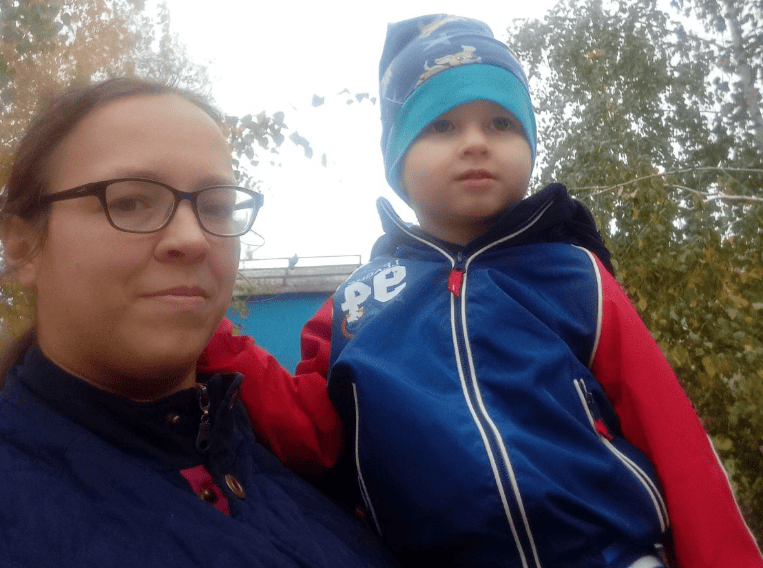 Спецпроєкти Жителька Запоріжжя самотужки виховує сина з аутизмом та забезпечує родину завдяки в’язаним іграшкам
