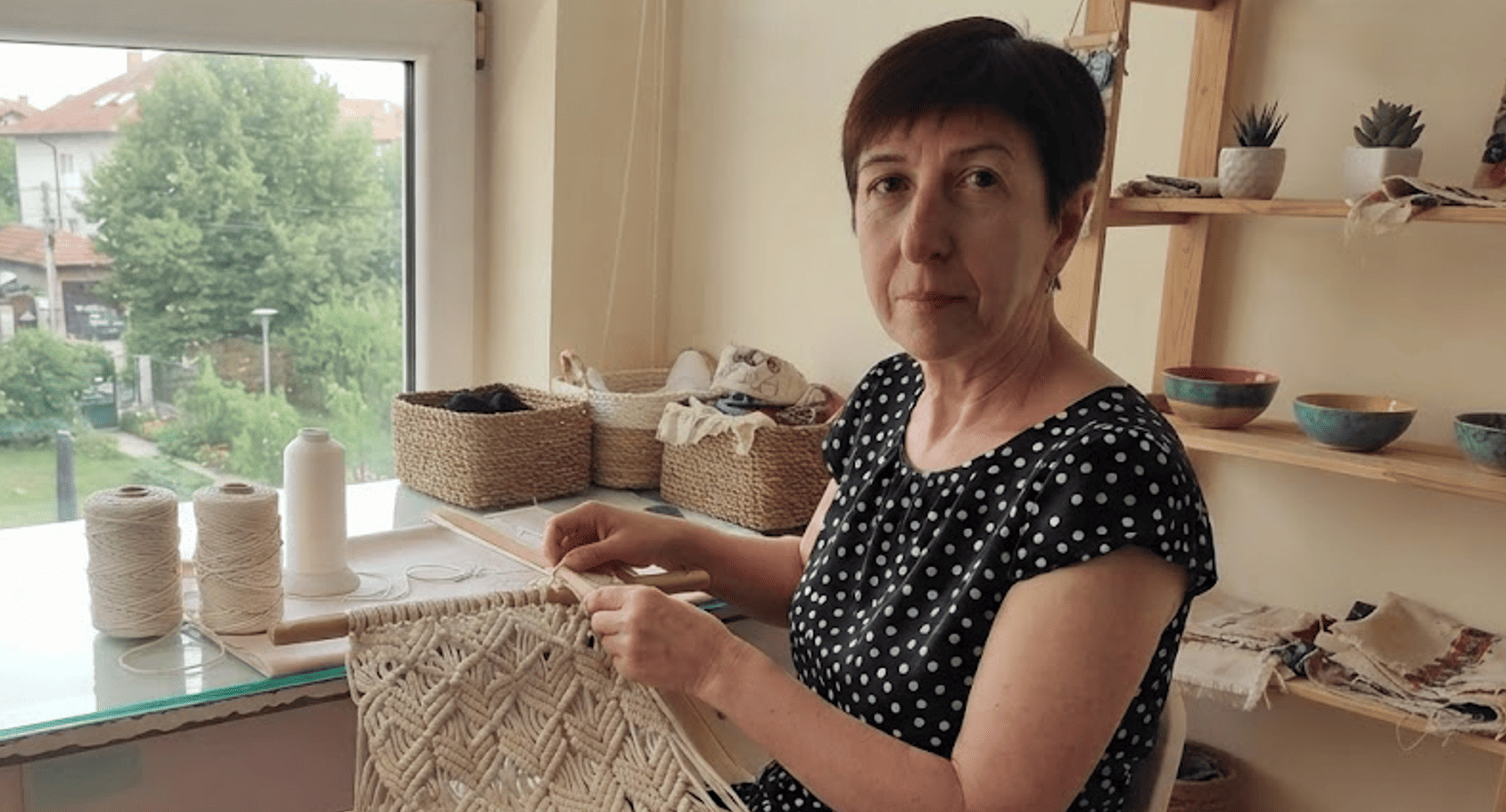 Зроблено ВПО Переселенка з Сіверськодонецька відродила захоплення макраме після переїзду на Буковину: як замовити вироби