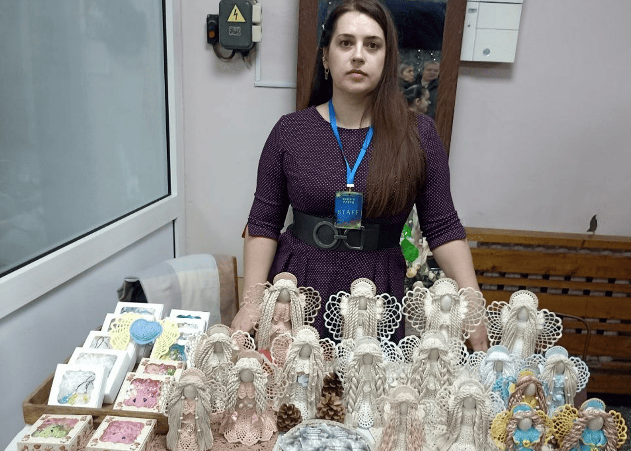 Історії ВПО Янголи ручної роботи: як переселенка з Донеччини знайшла розраду в творчості